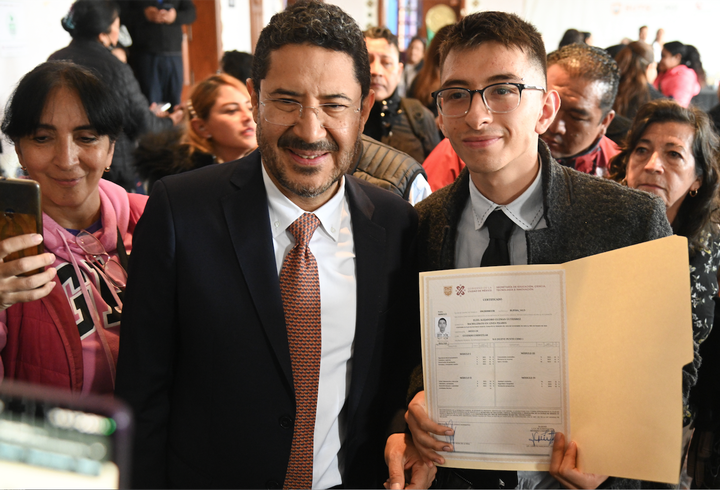 Batres entrega certificados a 302 egresados del bachillerato de la línea Pilares