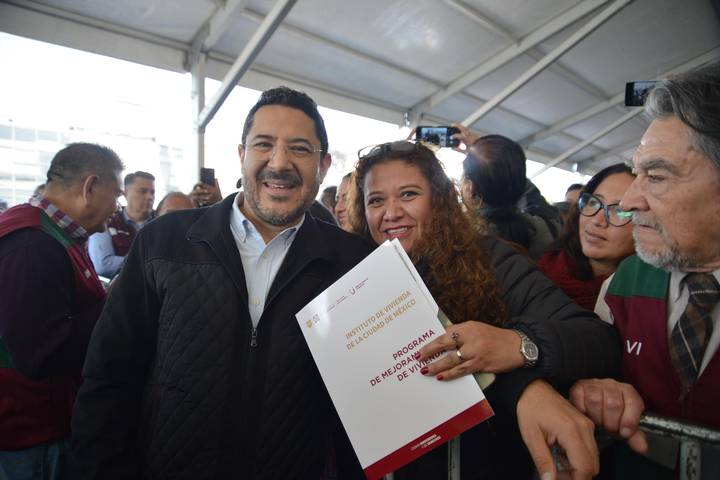 Batres entrega tres mil 354 créditos para el mejoramiento de vivienfa