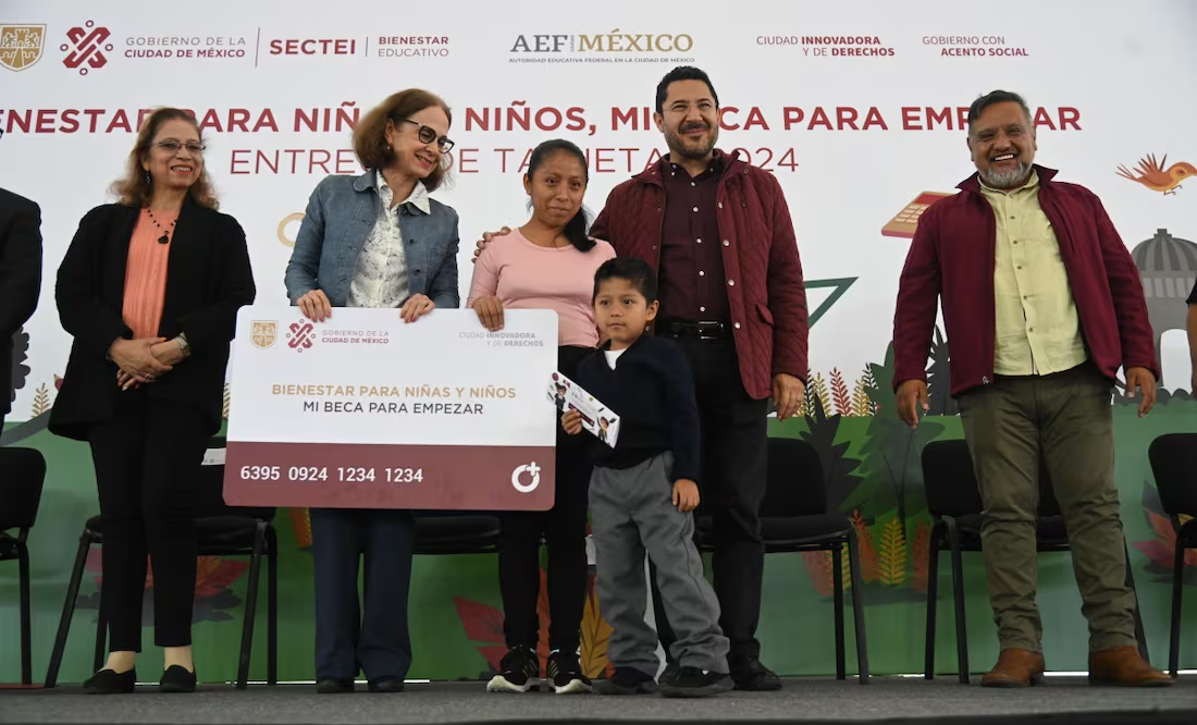 Batres entrega más de 17 mil tarjetas “MI beca” para empezar