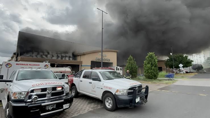 Tras incendio colapsa Walmart de Zapopan, Jalisco; no hay