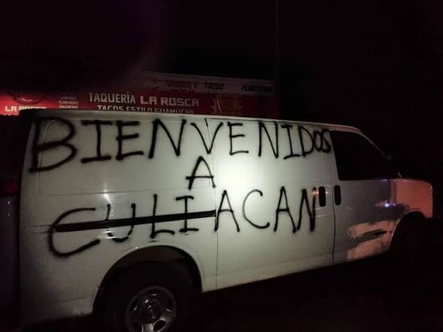 Tras Enfrentamientos hallan camioneta con 5 muertos, donde dejaron mensaje que dice: «Bienvenidos a Culiacán».