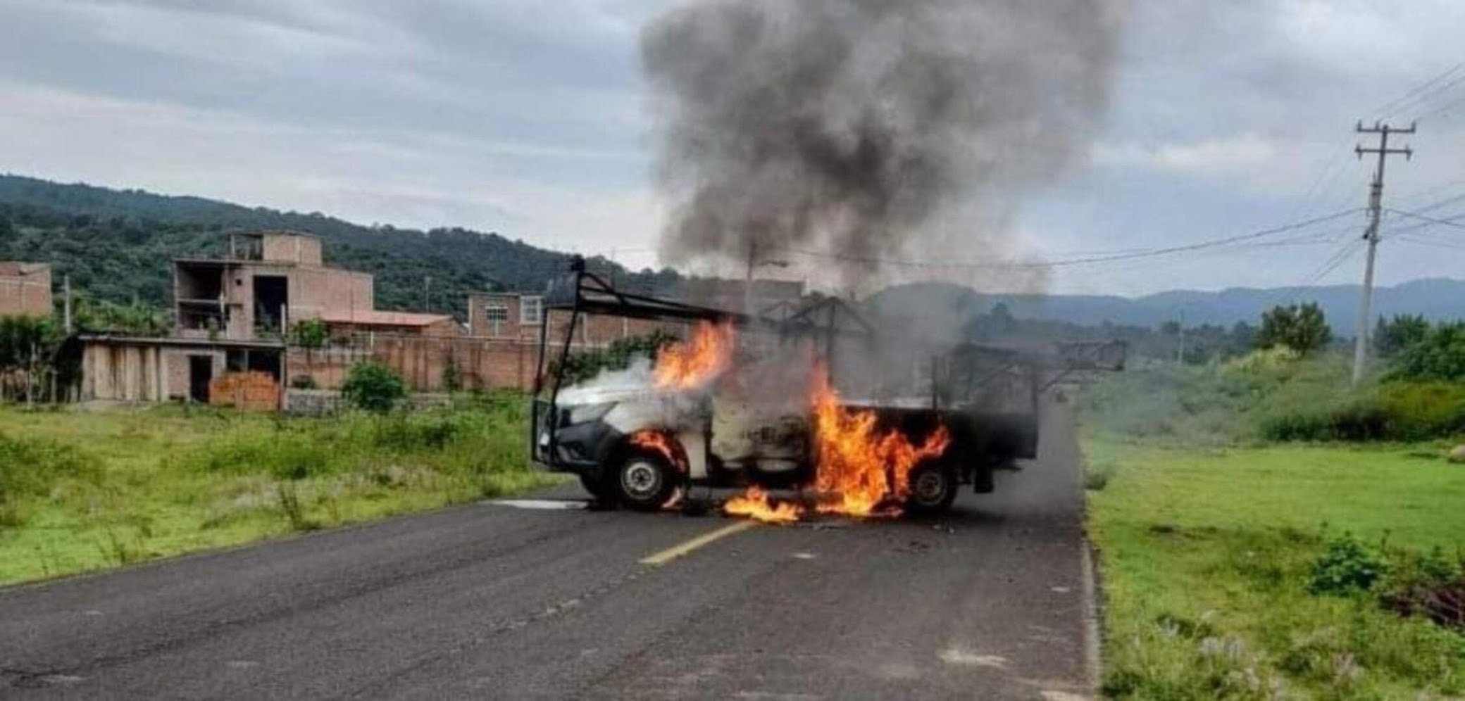 Sicarios atacan a Agentes de la FGR en Erongaricuaro, Michoacán y queman vehículos