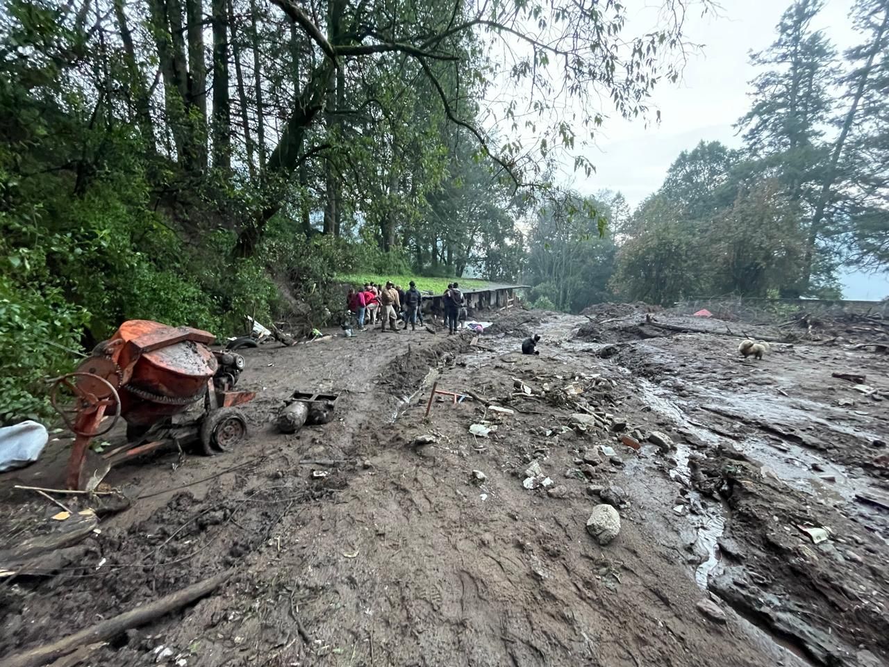 El 13° Rescate Realizan en la Zona afectada por el derrumbe de un cerro en Jilotzingo Edoméx