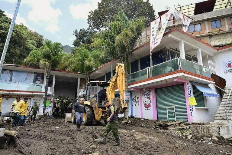 En Jilotzingo Edoméx Tragedia, Derrumbe de Cerro Deja Tres Muertos y Seis Rescatados; Equipos de Emergencia Tra bajan Sin Descanso