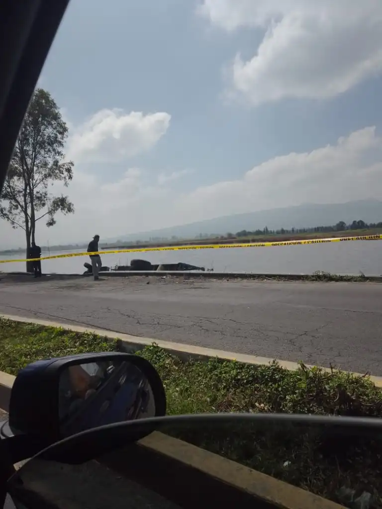 Camión de Materiales Vuelca en la Tláhuac-Chalco Edoméx y causa tránsito lento