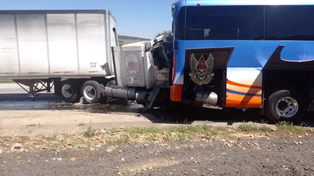En la AutopistaMéxico-Querétaro Accidente Vial, Cierre Parcial y Congestión medio día y tarde de hoy  
