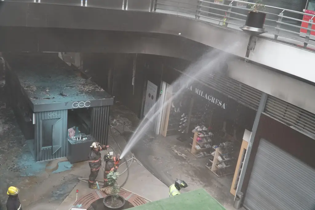 Sofocan incendio Bomberos de Ecatepec Edoméx, en Zapatería de Las Américas; evacuar a 450 personas