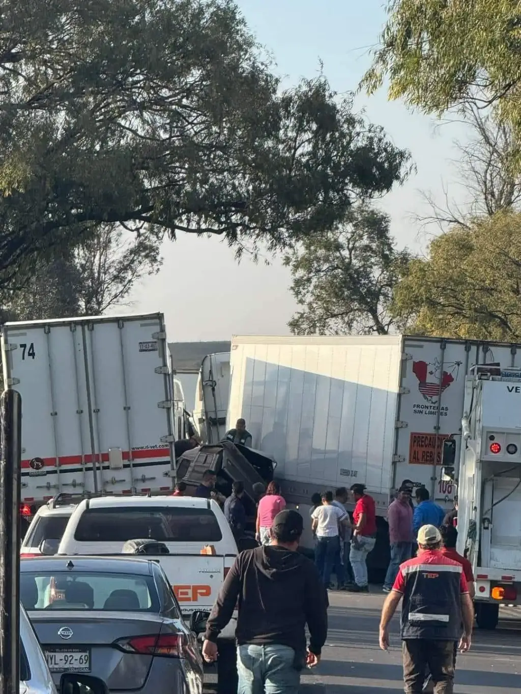 En las Autopistas Caos por Tres volcaduras de Tráileres paralizan el Estado de México