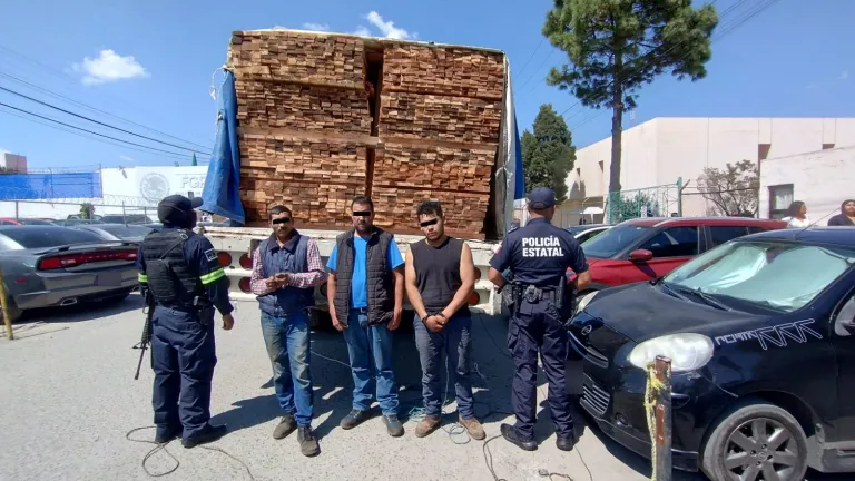 Caen tres por robar miles de piezas de madera en Santiago Tianguistenco Edomex