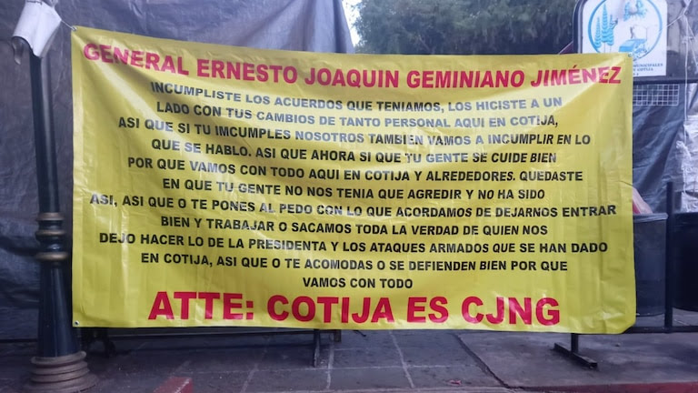 CJNG deja narcomanta en plaza principal de Cotija, Michoacán en la que acusan a General de Sedena