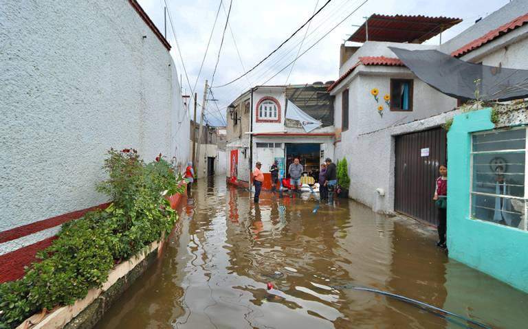 Brugada promete no despegarse de Xochimilco hasta resolver las inundaciones