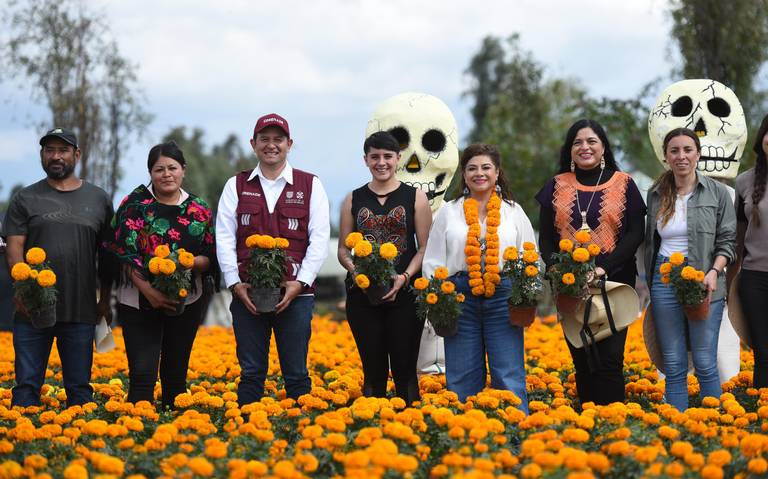 Brugada supervisa la venta de Cempasúchil en Xochimilco