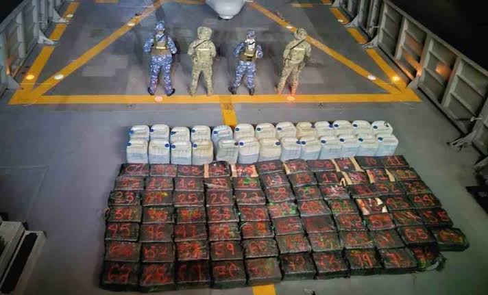 Semar incauta histórico cargamento de 8.3 toneladas de droga, aseguró 6 embarcaciones, entre ellas un submarin o y capturó a 23 presuntos narcos