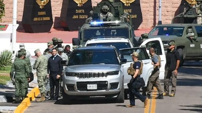 Omar García Harfuch y el General Ricardo Trevilla Trejo llegan a Culiacán que ha padecido una de crisis de vio lencia.