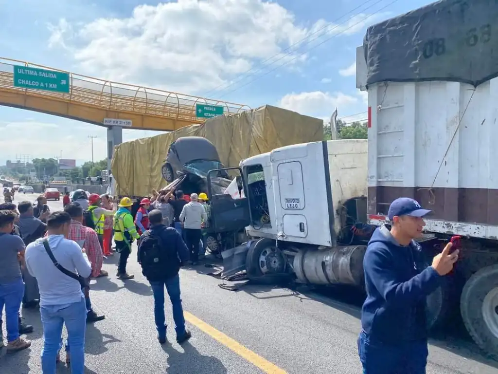Sin Frenos Tráiler causa Choque Múltiple en la México-Puebla, Vehículos Prensados y Caos Vial