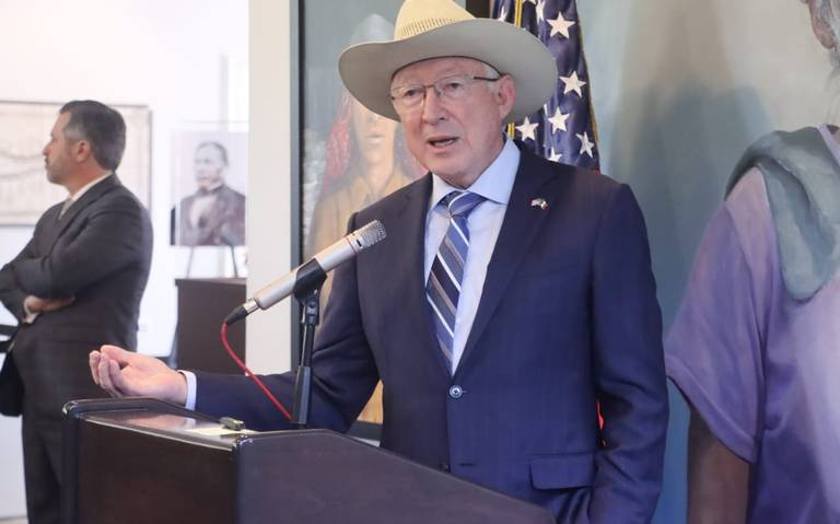 De nada sirvió estrategia de abrazos no balazos, no funcionó: Ken Salazar