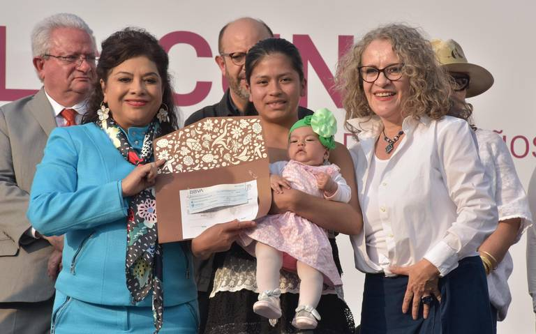 Brugada entrega el apoyo Desde la Cuna en el Zócalo