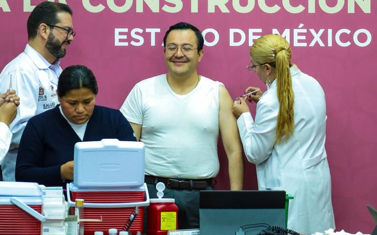 Funcionarios del Edomex reciben las vacunas de influenza de Covid-19