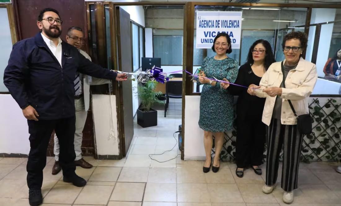 La Fiscalía capitalina dio a conocer la inauguración de la primera Agencia de Investigación del Delito de Vi olencia Vicaria, la cual aseguran garantiza la justicia con perspectiva de género, al ofrecer investigación integral q ue brindará mejores resultados. La agencia, adscrita a la Fiscalía de Investigación del Delito de Violencia Familiar,  podrá acumular procesos para evitar la dispersión de hechos y en todo caso llevar investigaciones completas; judicial izar bajo reglas de concursos de delitos relacionados con violencia vicaria y emitir medidas de protección para niñas,  niños y adolescentes en riesgo, conforme a la Ley de Derechos de este sector de la población. La Agencia de Investiga ción del Delito de Violencia Vicaria, que dependerá de la Coordinación General de Investigación de Delitos de Géner o, se localiza en el 4° piso del edificio principal de la FGJCDMX, ubicada en la calle Digna Ochoa 56, colonia Doctores , alcaldía Cuauhtémoc. Además de los serv