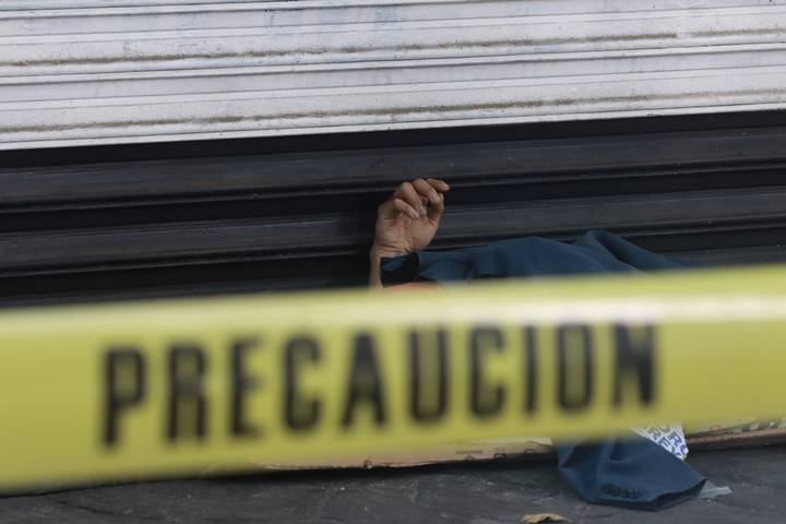 Localizan a sujeto sin vida afuera de una óptica de la colonia Juárez