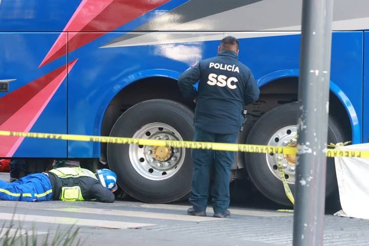 Muere sujeto cuando por un autobús cuando iba en un scooter frente a Bellas Artes