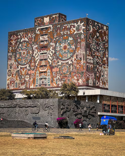 El Gobierno de la Ciudad de México, a través de la Secretaría de Obras y Servicios (SOBSE), celebró un conve nio con la Universidad Nacional Autónoma de México (UNAM) con el fin de que la máxima casa de estudios supervise la c onstrucción de las UTOPÍAS e invertirá 10 millones de pesos. El gobierno expuso que el convenio tiene el objetivo de  colaborar en la gestión y supervisión de los proyectos ejecutivos para la construcción de inmuebles socioculturales,  deportivos, educativos y áreas al aire libre, conocidos como UTOPÍAS, en diversas alcaldías de la Ciudad de México.  En la firma del convenio estuvieron presentes, como representante de la Secretaría de Obras y Servicios, su titular, el  Arquitecto Raúl Basulto Luviano, así como el Arquitecto Juan Javier Granados Barrón, director general de Construcci ón de Obras Públicas; Alma Lidia Nequiz Zamora, directora de Administración y Finanzas; José Alberto Vázquez Garcí a, director general Jurídico y Normativo; y
