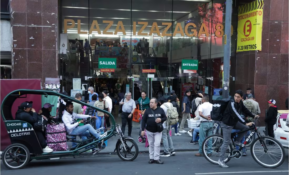 Comerciantes de Izazaga 89 temen perder su mercancía y sus empleos tras decomiso del inmueble