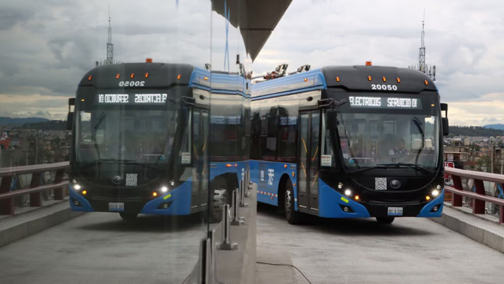 Chatarrizan microbuses para iniciar el proyecto del Trolebús del Eje 8 Constitución de 1917 a Mixcoac