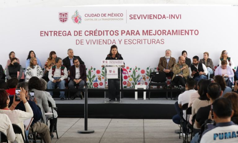 Clara Brugada entrega en la CDMX apoyos para el mejoramiento de vivienda y escrituras