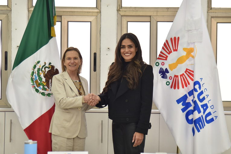 Rojo de la Vega recibe a la embajadora de Francia en México, Delphine Borione