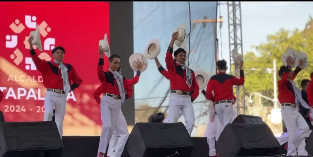 Grupos artísticos de la CDMX se presentan en la Macroplaza de Iztapalapa