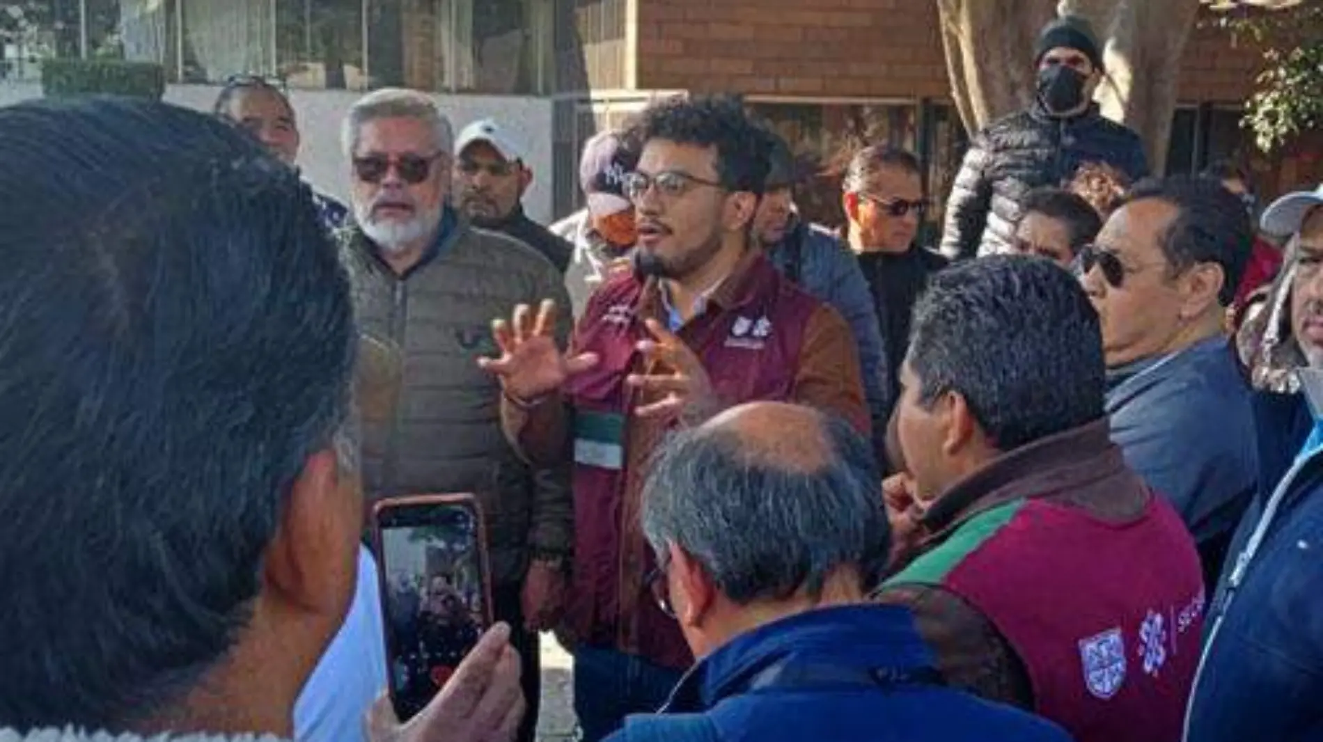 Vecinos de Villa Panamericana realizan bloqueos por tianguistas que bloquean sus entradas
