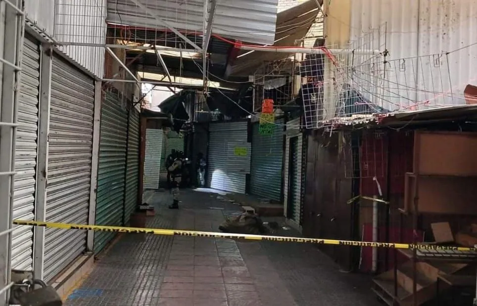 Ejecutan a tres sujetos dentro de un local comercial en Coacalco