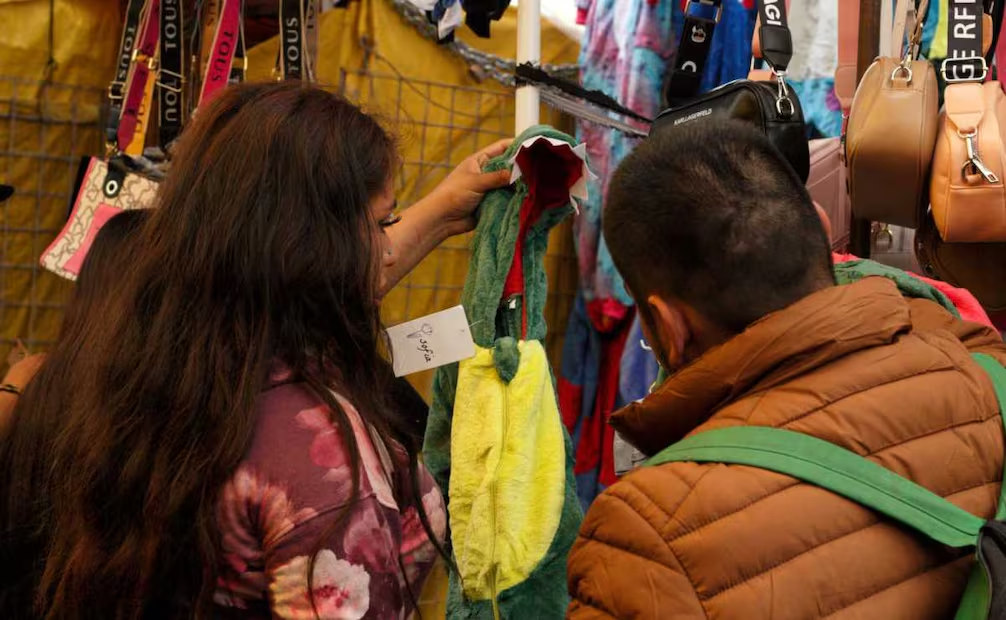 De última hora, capitalinos realizan compras en mercados y tianguis