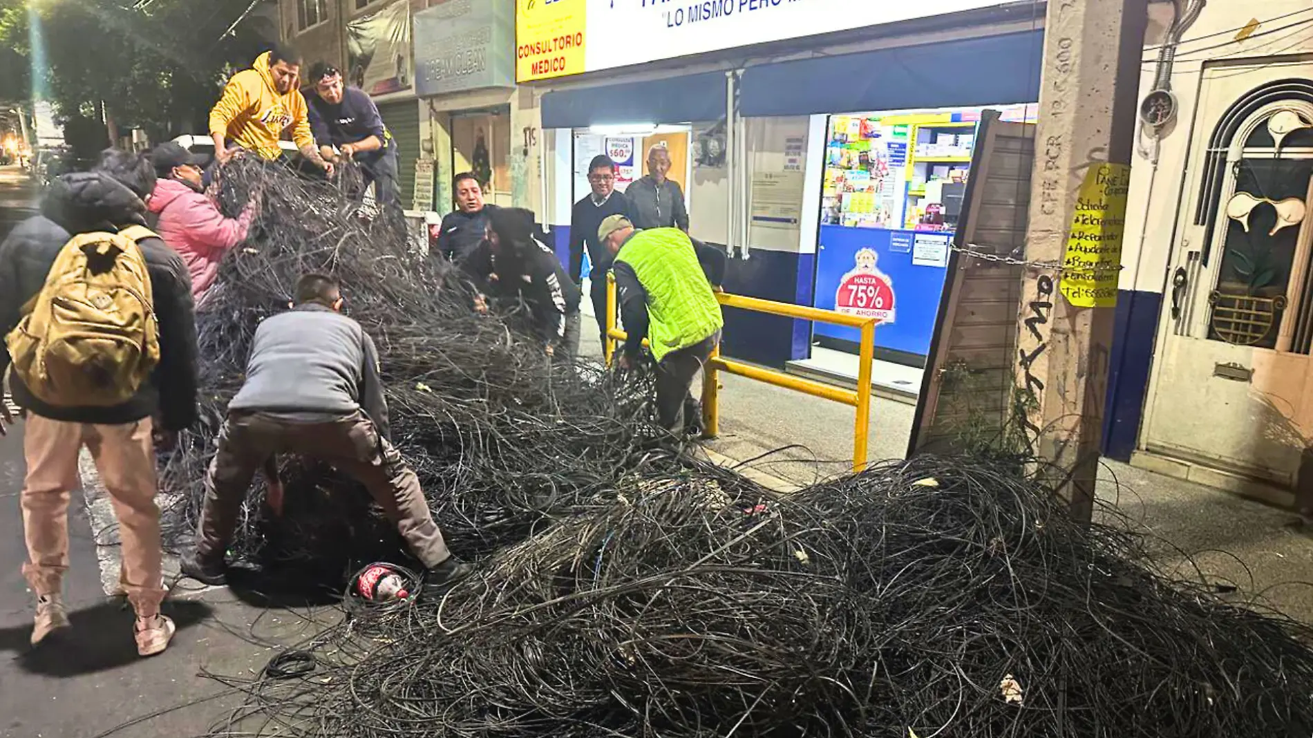 Retiran más de mil kilómetros de cables colgados en la CDMX