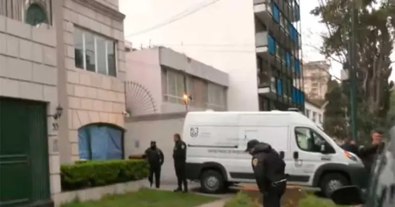 Dejan auto lujoso en Polanco con dos cadáveres adentro