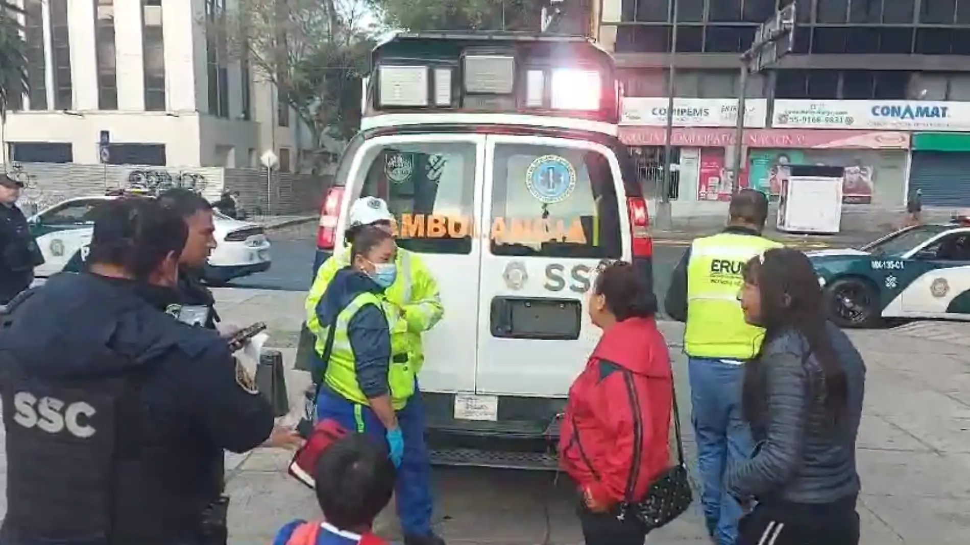 Golpean y apuñalan a sujeto en pleno Paseo de la Reforma frente a su familia