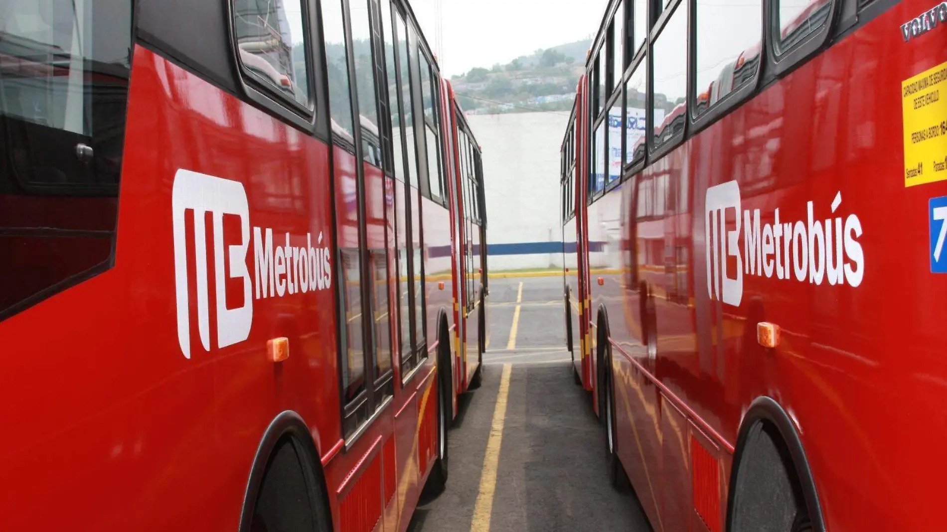 Sobrecupo en el Metrobús provoca daños en las puertas