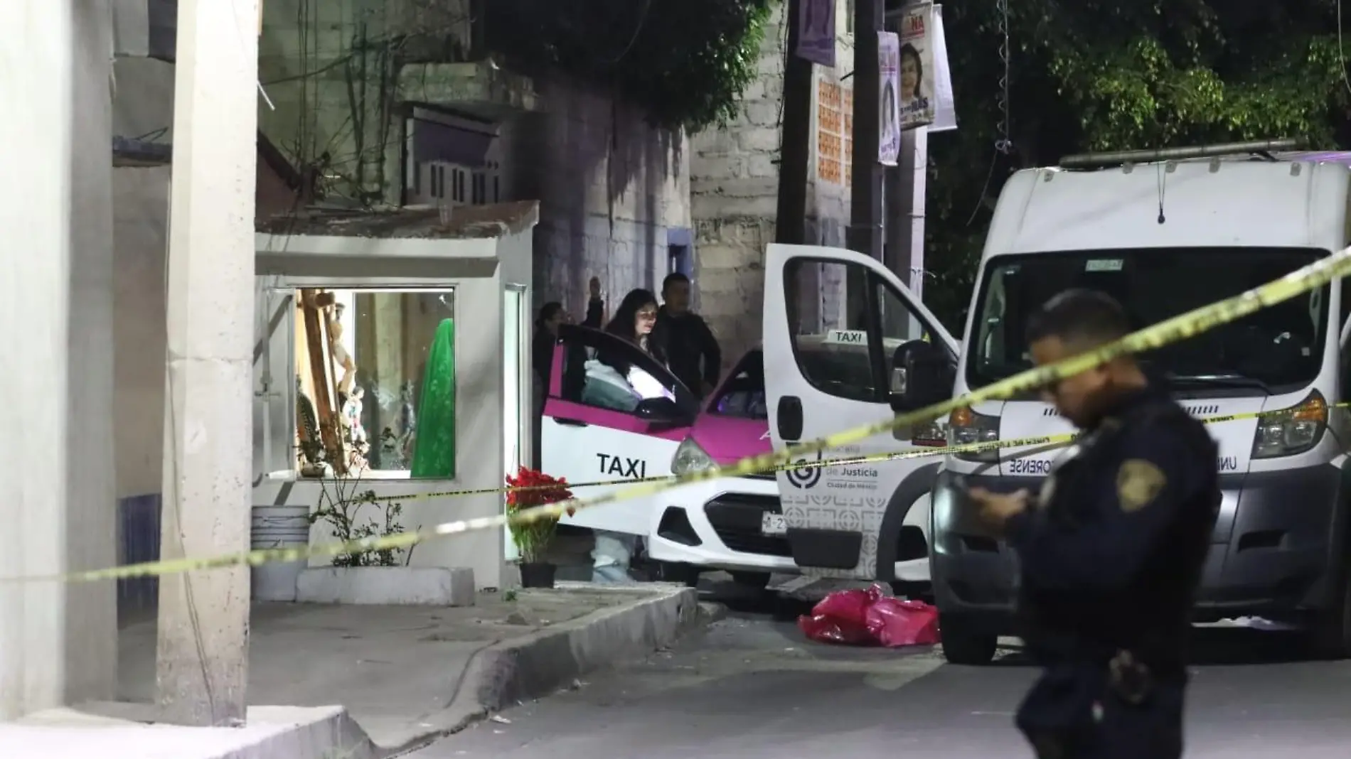 Muere un hombre por lesiones de arma de fuego dentro de un taxi en la colonia Santiago Ahuizotla. Vecinos indica ron que se escucharon al menos tres detonaciones. El automóvil circulaba en la avenida Morelos, esquina con calle Yamat lan, alcaldía Azcapotzalco. Autoridades investigan si está relacionado con una balacera que hubo minutos antes a poco  más de un kilómetro de distancia. Hasta el lugar llegaron paramédicos del Escuadrón de Rescate y Urgencias Médicas  ERUM para atender al hombre de nombre Alejandro “N”, de 44 años de edad, que estaba en el asiento del conductor. Mi entras que elementos de la Secretaría de Seguridad Ciudadana SSC de la Ciudad de México acordonaron desde la calle Del  Sol hasta Hormiguero, para que nadie cruzará hasta el lugar. De acuerdo a las autoridades el hombre quedó al interior  del taxi con las ventanas delanteras abajo, junto a un altar de la Virgen de Guadalupe, pero el vehículo no tiene ning ún impacto de bala. Una mujer lloraba y