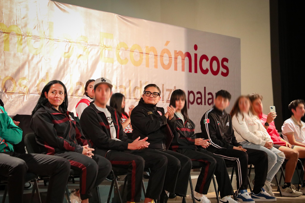 Aleida Alavez entrega reconocimientos y estímulos a deportistas iztapalapenses
