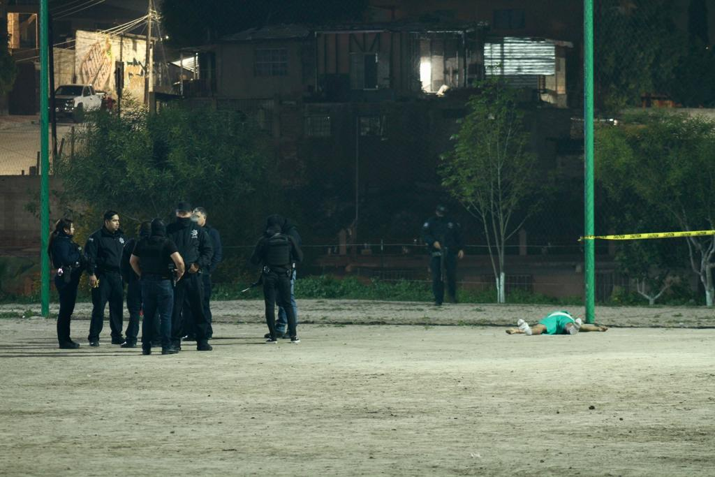 Ejecutan a sujeto con el tiro de gracia frente al deportivo “Chavos Banda” en Iztapalapa
