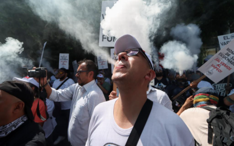 La prohibición de vapeadores y cigarros electrónicos, abren la puerta al mercado negro
