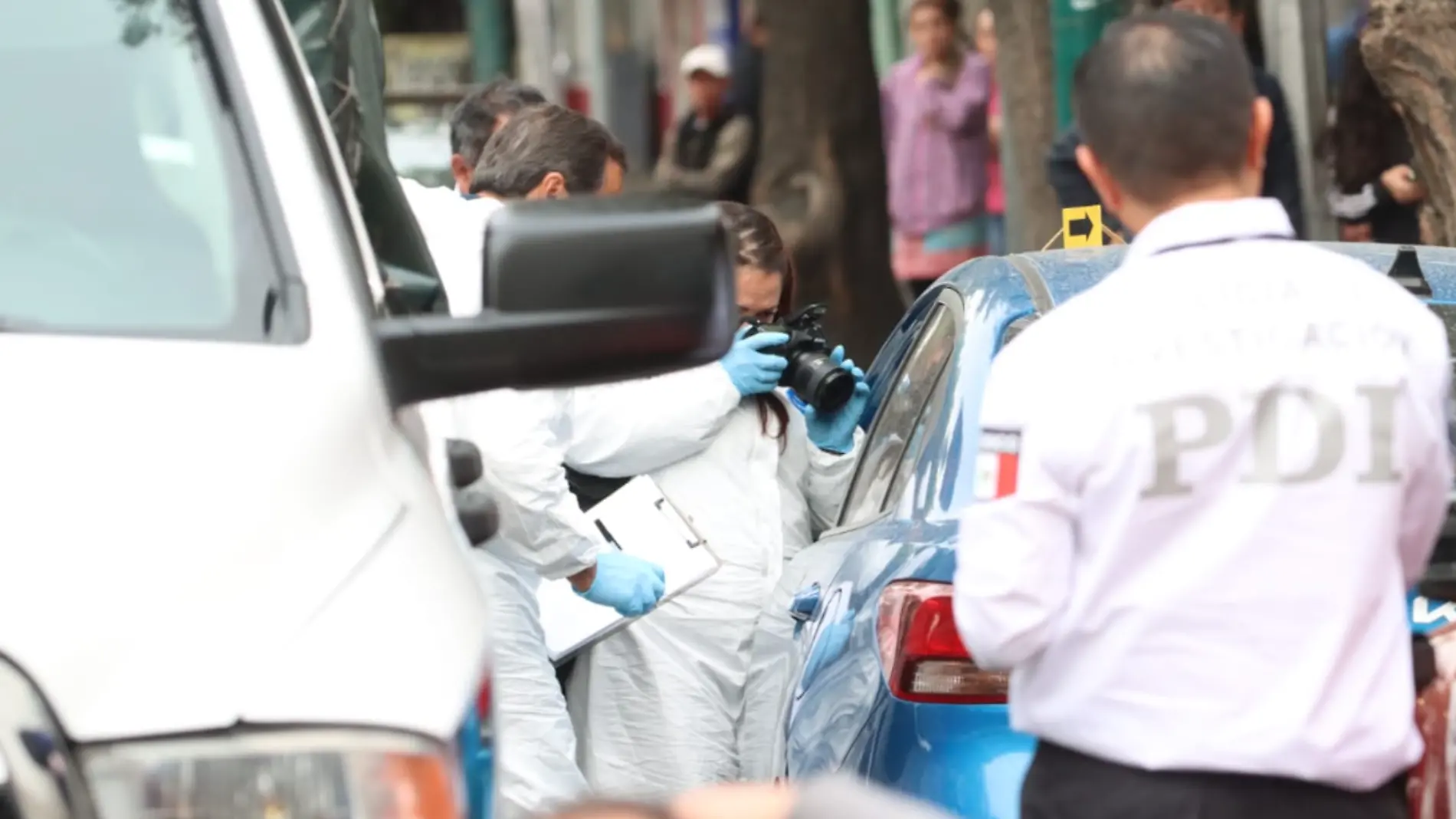 Localizan dos cadáveres dentro de un vehículo en Azcapotzalco