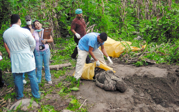 Localizan dos cadáveres de dos sujetos cerca del Río Lerma, Edomex