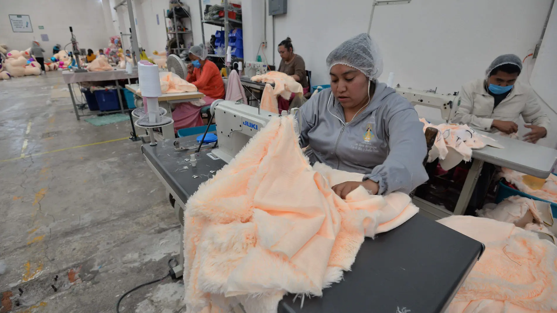 La pérdida de más de 400 mil plazas laborales reconocida hace unos días por el Instituto Mexicano del Seguro  Social (IMSS), que se registraron en el mes de diciembre, revelan la grave crisis de empleo que hay en nuestro país, po r lo que se debe realizar un cambio de rumbo en materia laboral. Ello lo consideró Rubén López Malo Lorenzana, presid ente del Instituto de Política Laboral (IPL) al ser consultado sobre los retos que en materia laboral enfrenta en sus p rimeros 100 días de gobierno la presidenta Claudia Sheinbaum, tras urgir a la construcción de nuevas estrategias de po lítica pública. El especialista señaló: “la presidenta de México heredó de su antecesor un gran rezago en la cre ación de empleos. Por desgracia en el sexenio de López Obrador, no se crearon en el país los empleos suficientes para  atender la demanda de más de un millón de jóvenes que cada año se suman al trabajo productivo y remunerado. López  Malo refirió que los índices de empleo co