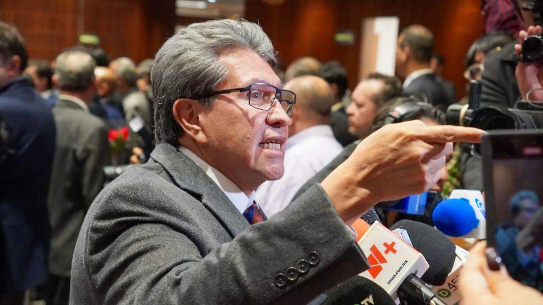 Monreal niega que diputados de Morena ignoren la pre-pleanaria