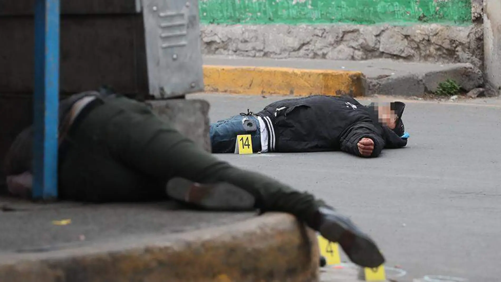 Ejecutan a una pareja dentro de una tienda en Tlalnepantla
