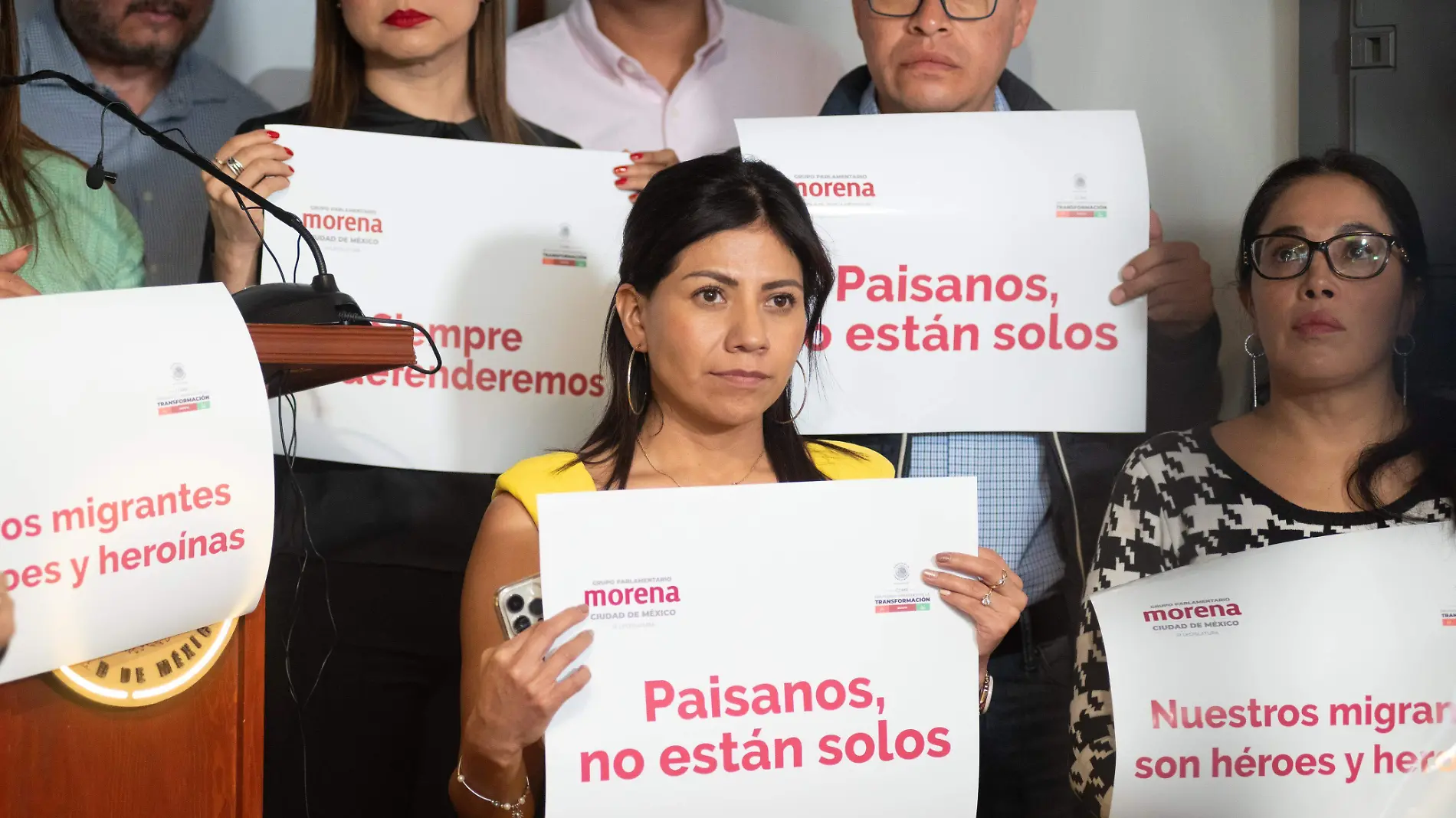 En torno a las acciones a emprender por los gobiernos federal y el de la Ciudad de México en bien de los connac ionales que regresen al país al ser extraditados de Estados Unidos, cerraron filas las 46 personas legisladoras que con forman las bancadas de Morena, PT, PVEM y PRD, así como de las asociaciones parlamentarias Progresista de la Transforma ción y Mujeres por el Comercio Feminista e Incluyente del Congreso capitalino, con el compromiso de que se trabajará p ara fortalecer las políticas en bien de los chilangos que llegan a la metrópoli en busca de rehacer su vida, a la vez  que hicieron un llamado a los representantes de los sectores productivos a apoyar a los migrantes. La coordinadora del g rupo parlamentario de Morena en el recinto de Donceles y Allende, Xóhitl Bravo Espinosa, aclaró que la problemática m igratoria que se enfrenta no es un tema menor y al que, “se tiene que destinar un gran tiempo de reflexión, pero tamb ién de acción”. Confirmó que desde el C
