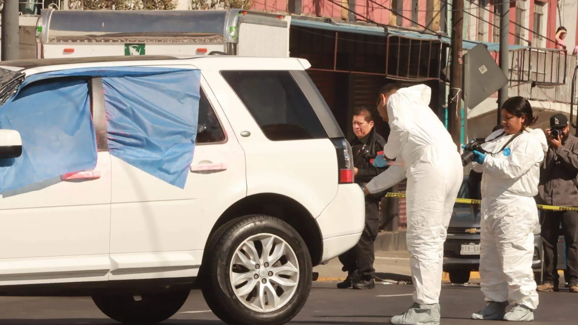 Ejecutan a sujeto a balazos dentro de una camioneta en la GAM