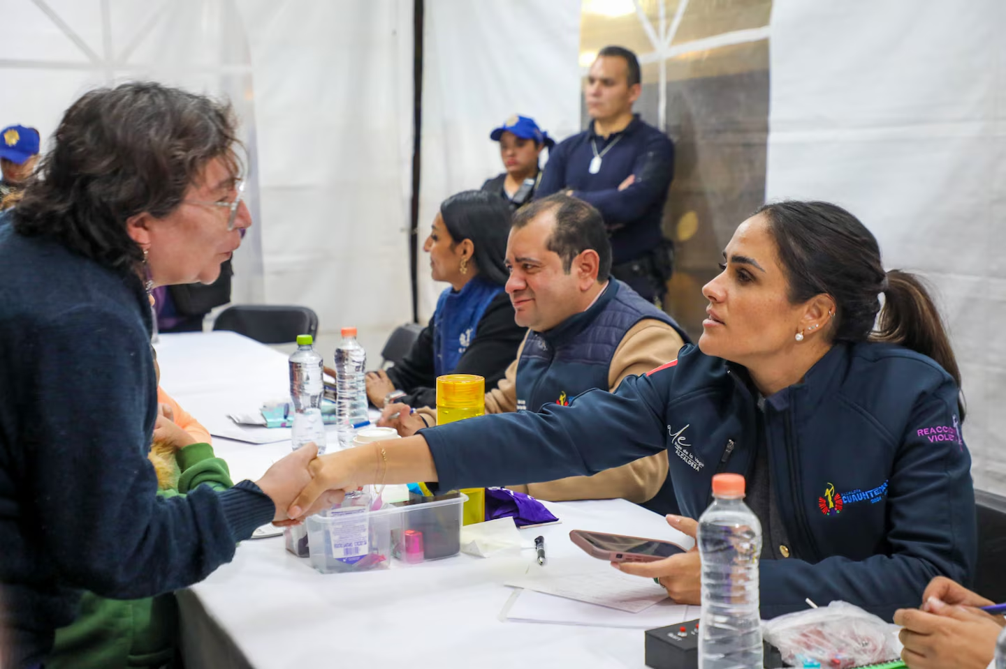 Rojo de la Vega regresa “El Poder de las Manos” a 100 vecinos de Tlatelolco